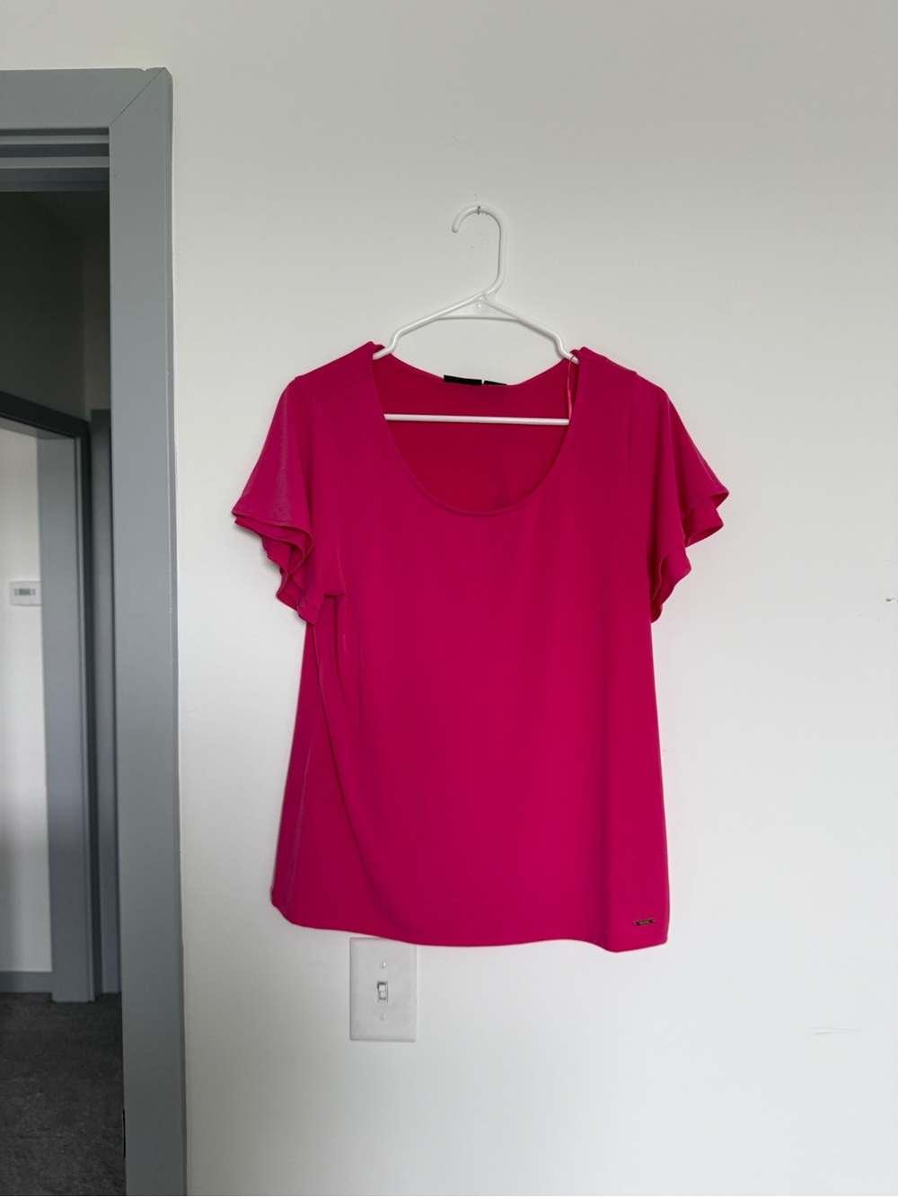 Tahari Hot Pink Scoop Neck Flutter Sleeve Blouse